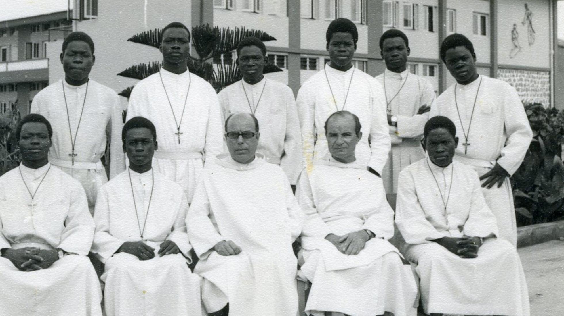 Ir. Diamantino e Padre Nogueiro com os noviços em Nampula. Moçambique, 1974.